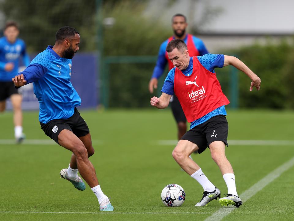 Jed Wallace takes on Kyle Bartley in training 
