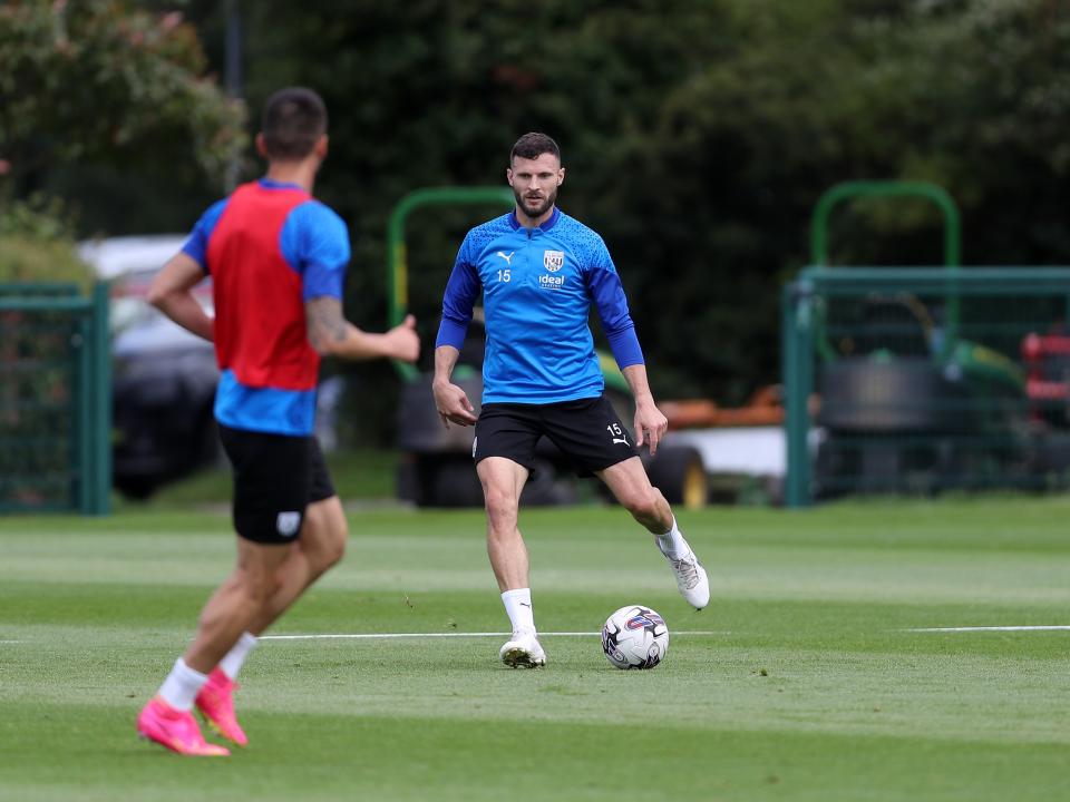 Erik Pieters on the ball in training 