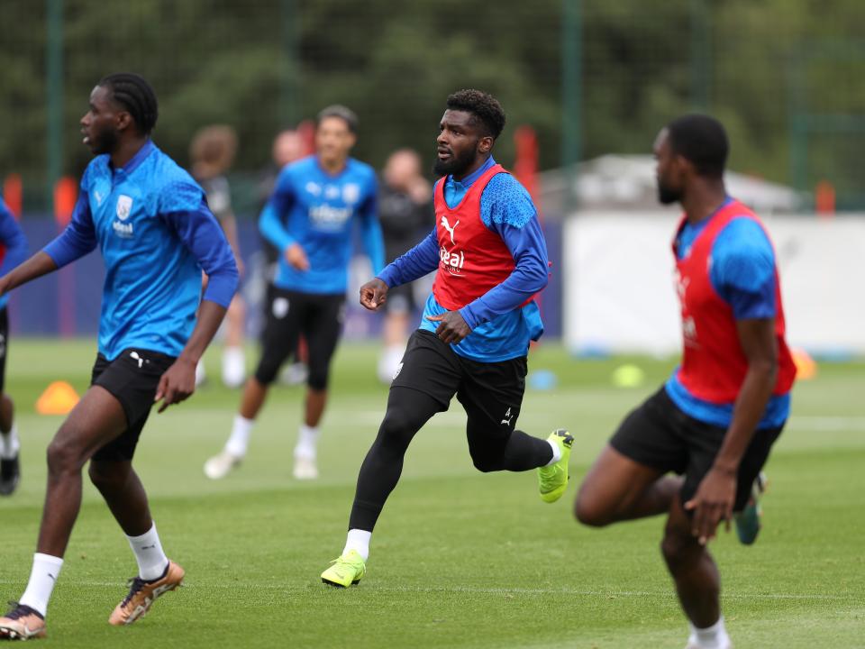 Cedric Kipre watches the ball in training 