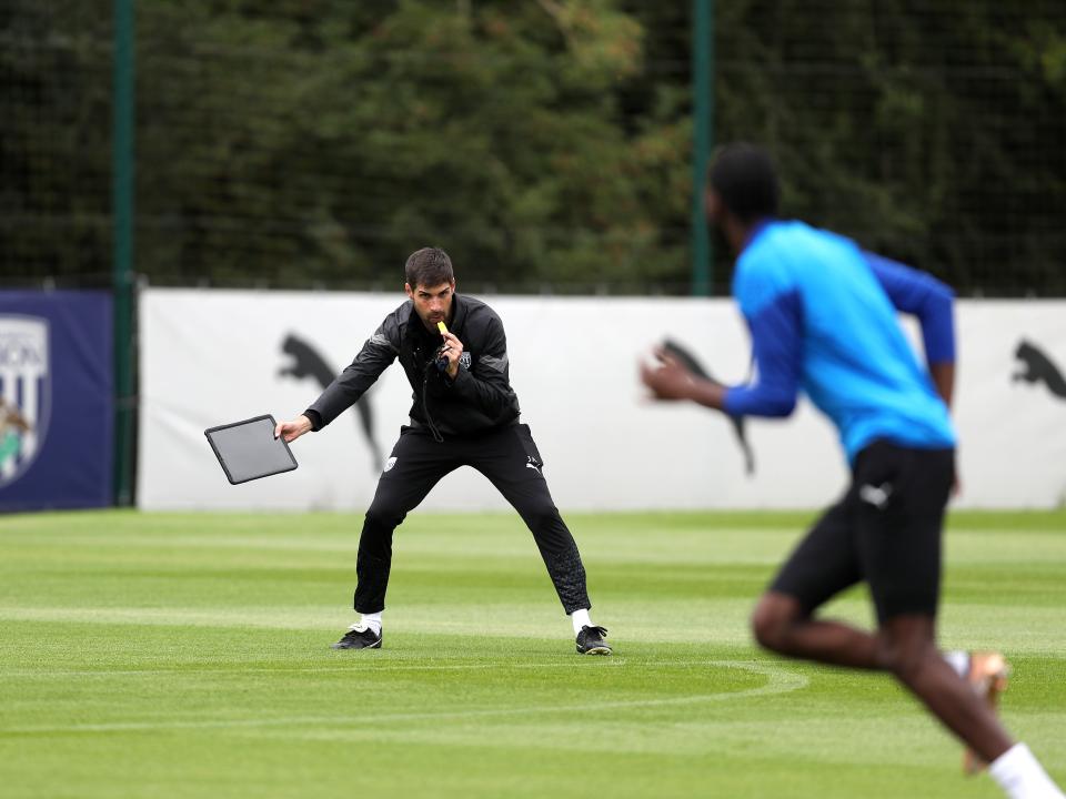 Jorge Alarcon coaching the players in training 