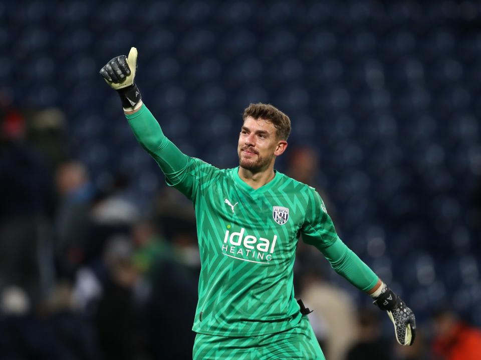 Alex Palmer gives a thumbs up to the fans 