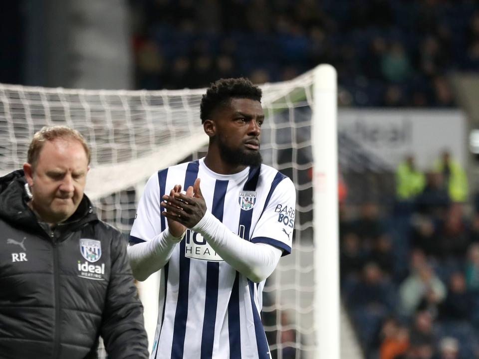 Cedric Kipre applauds supporters as he leaves the pitch injured