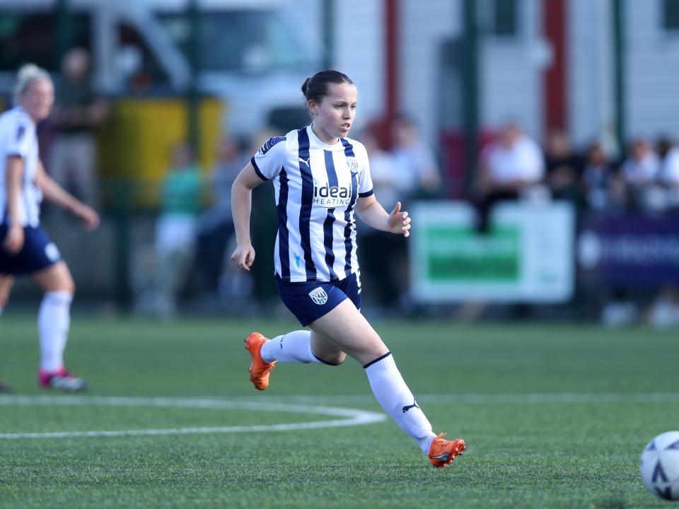 Abi Loydon, in home colours.