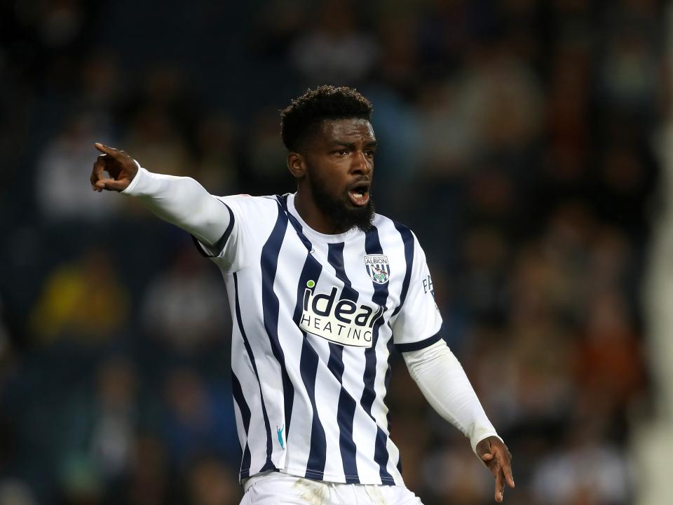 Cedric Kipre in the home shirt pointing to his right