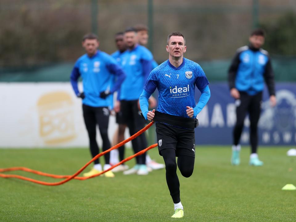Jed Wallace running with a parachute attached to his back