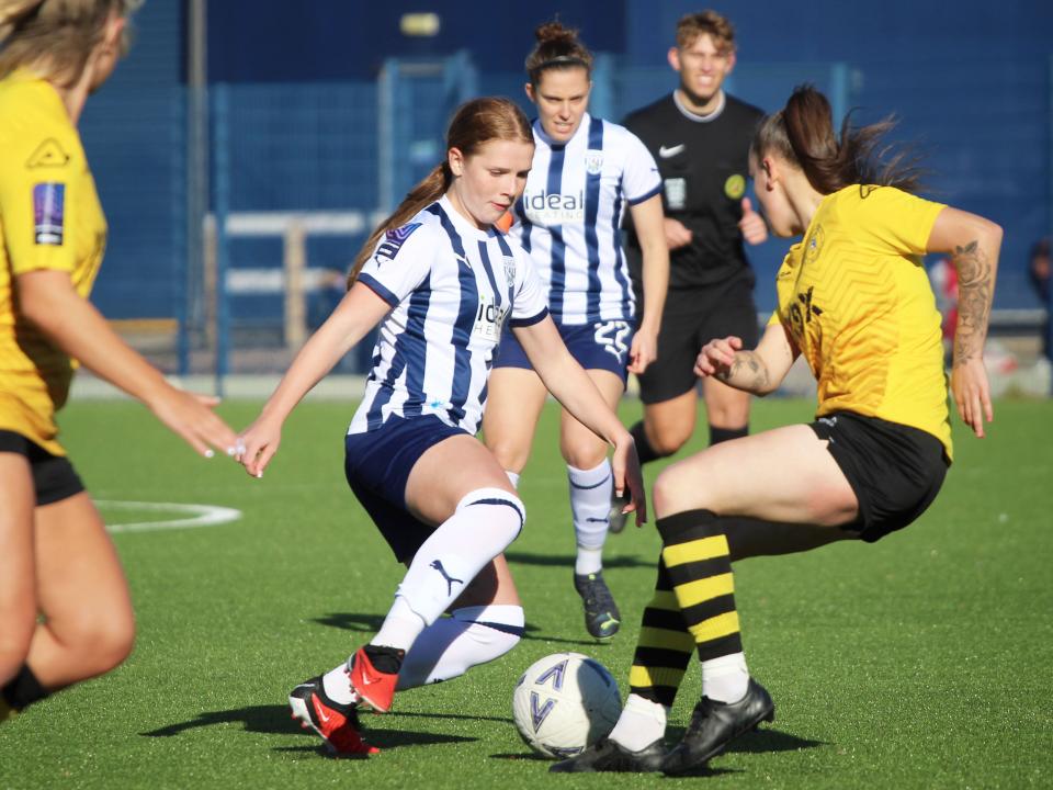 Delphi Cole in action, in home colours.