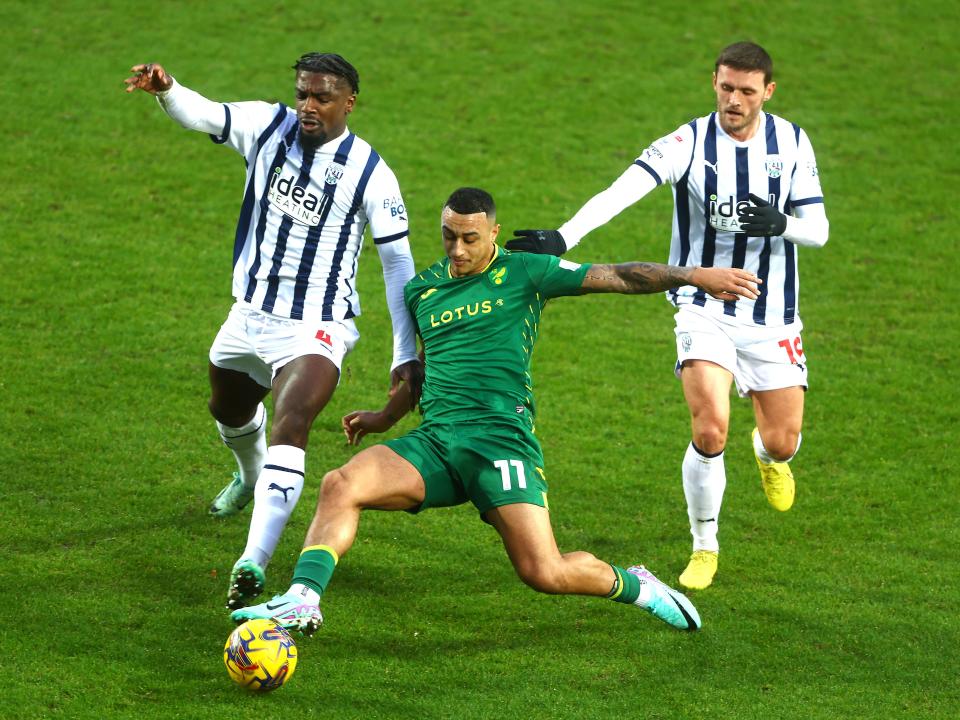Cedric Kipre and John Swift try and take the ball off Adam Idah