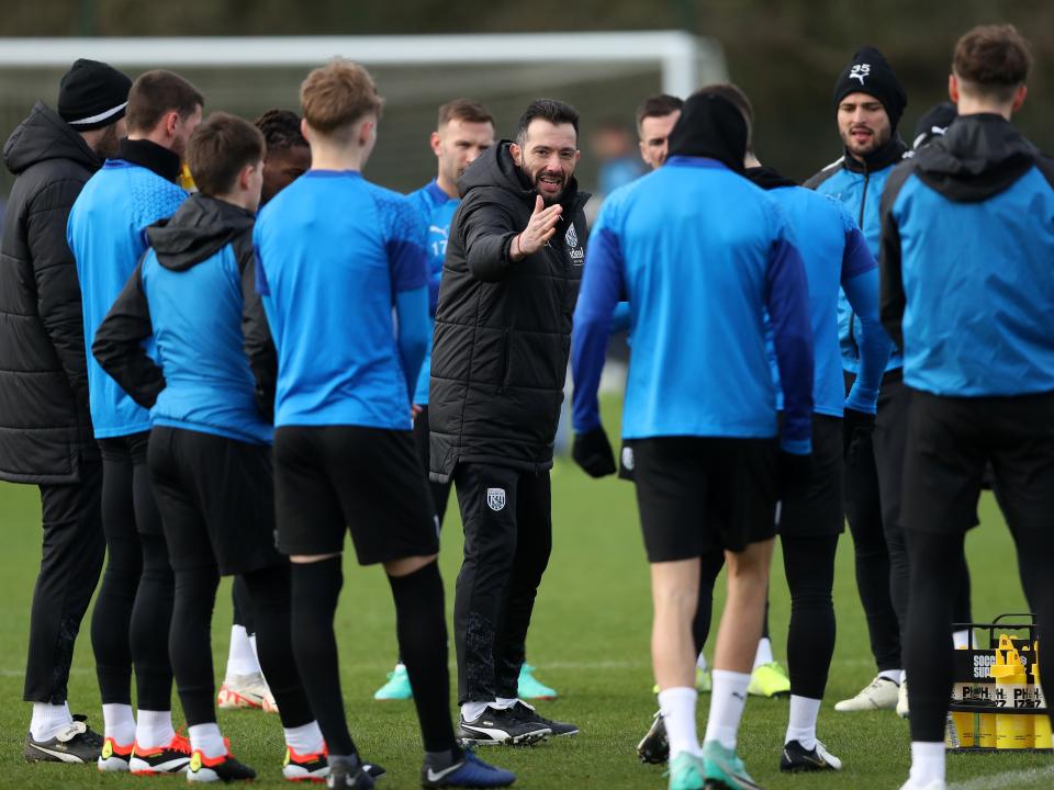 Carlos Corberán delivering a message to his players in the middle of a session
