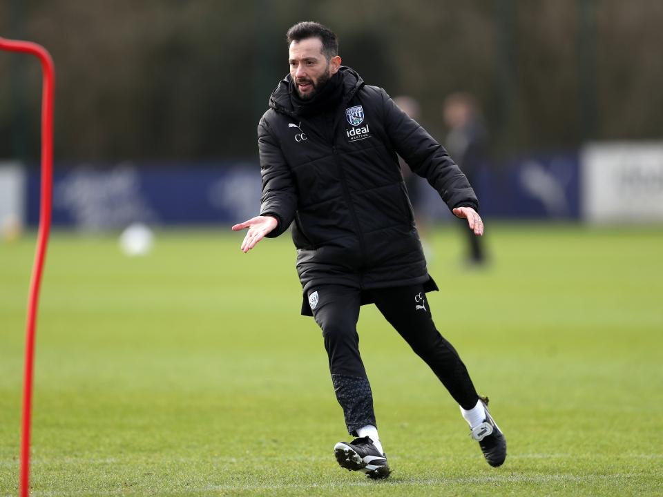 Carlos Corberán watching training 
