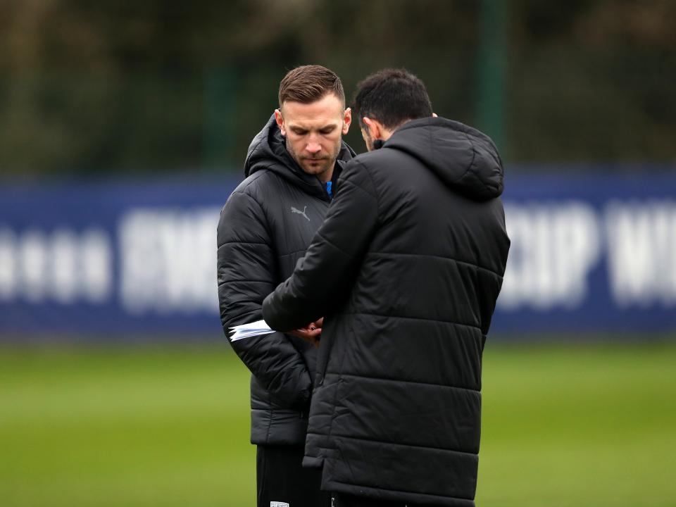 Andi Weimann talking to Carlos Corberán on the training pitch