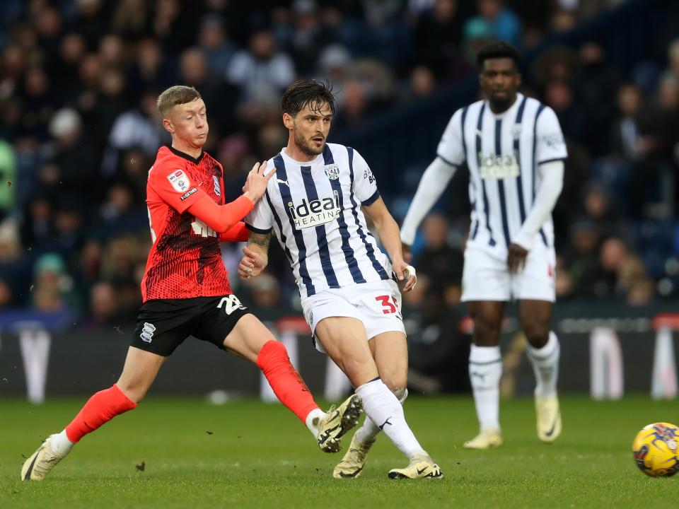 Okay Yokuslu passing the ball against Blues