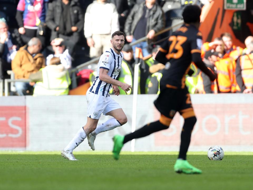 Erik Pieters on the ball against Hull