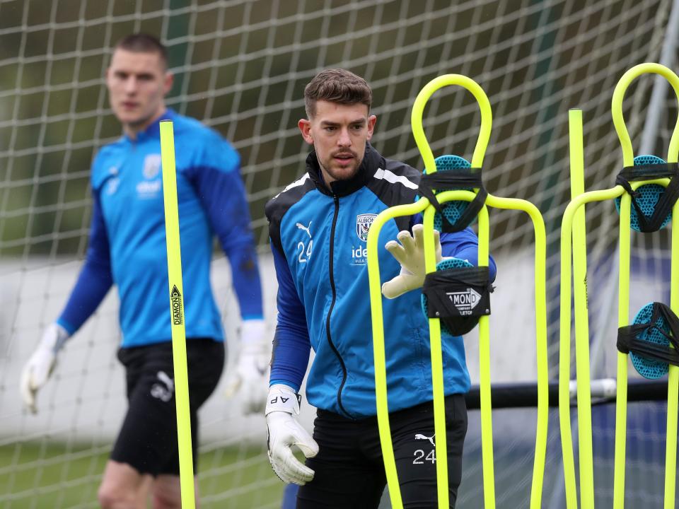 Alex palmer approaches a mannequin during a training session