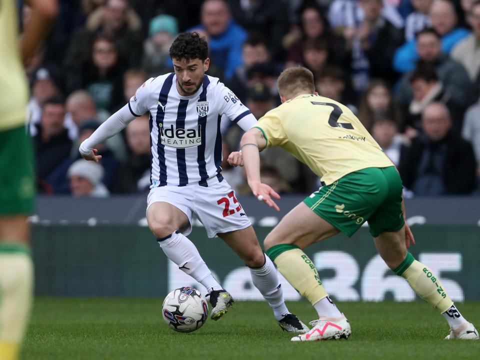 Mikey Johnston running at a Bristol City player