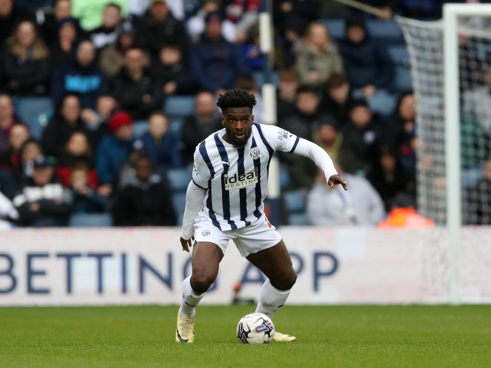 Cedric Kipre on the ball against Bristol City