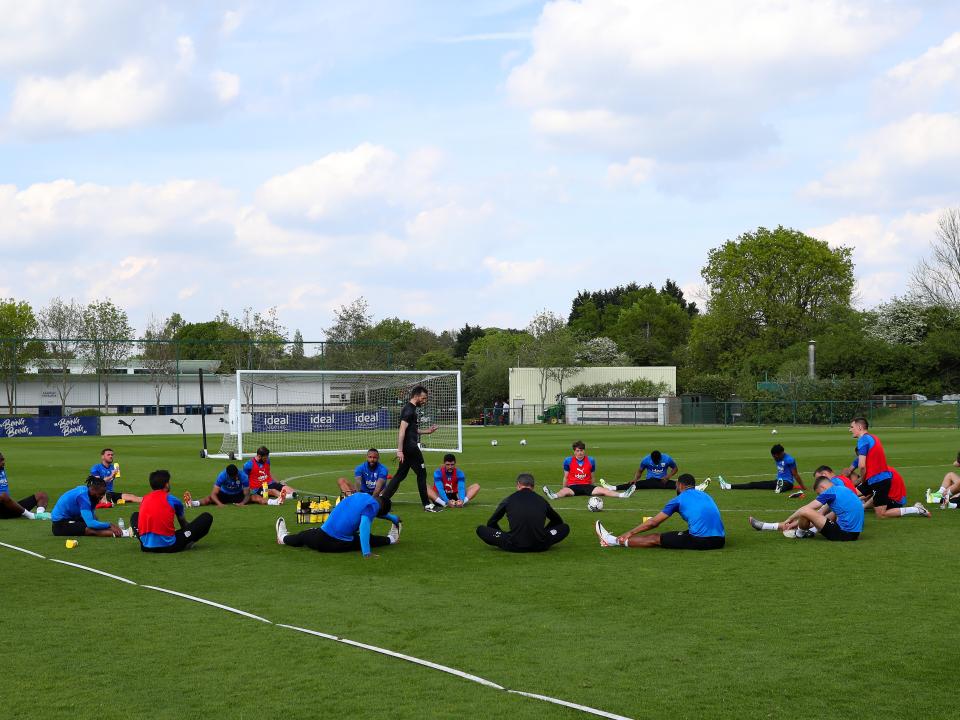 Carlos Corberán delivering messages to his players on the training pitch