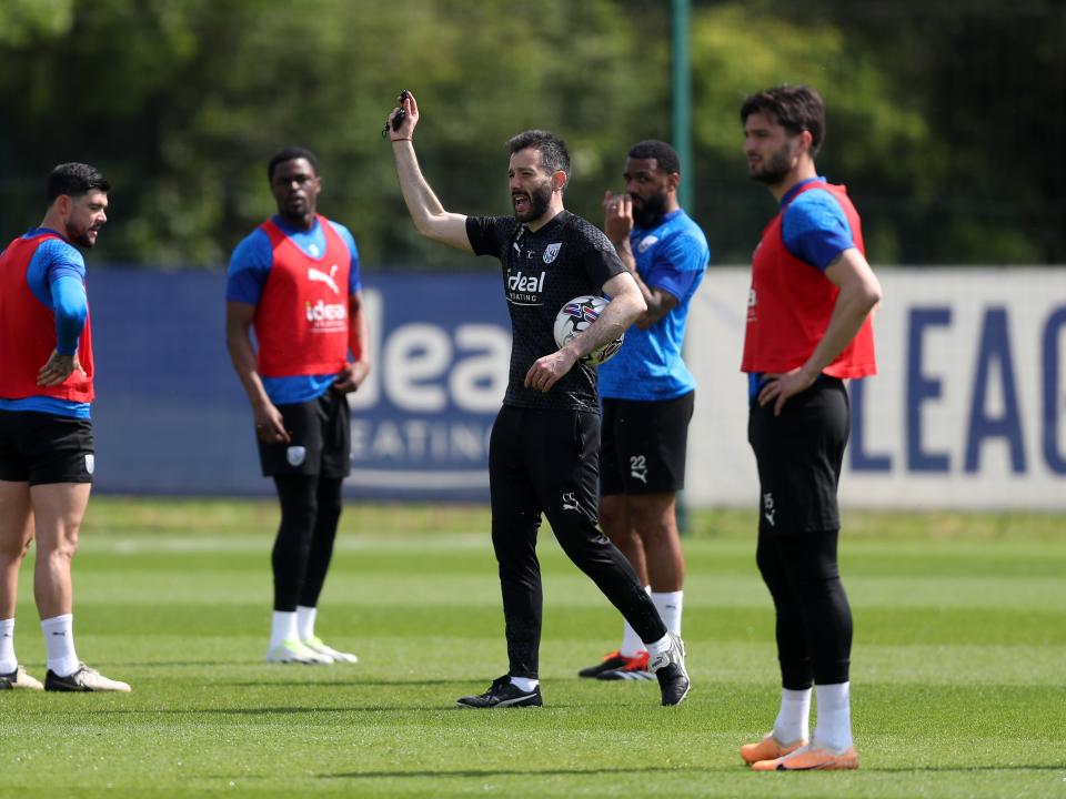 Carlos Corberán delivering messages to his players on the training pitch