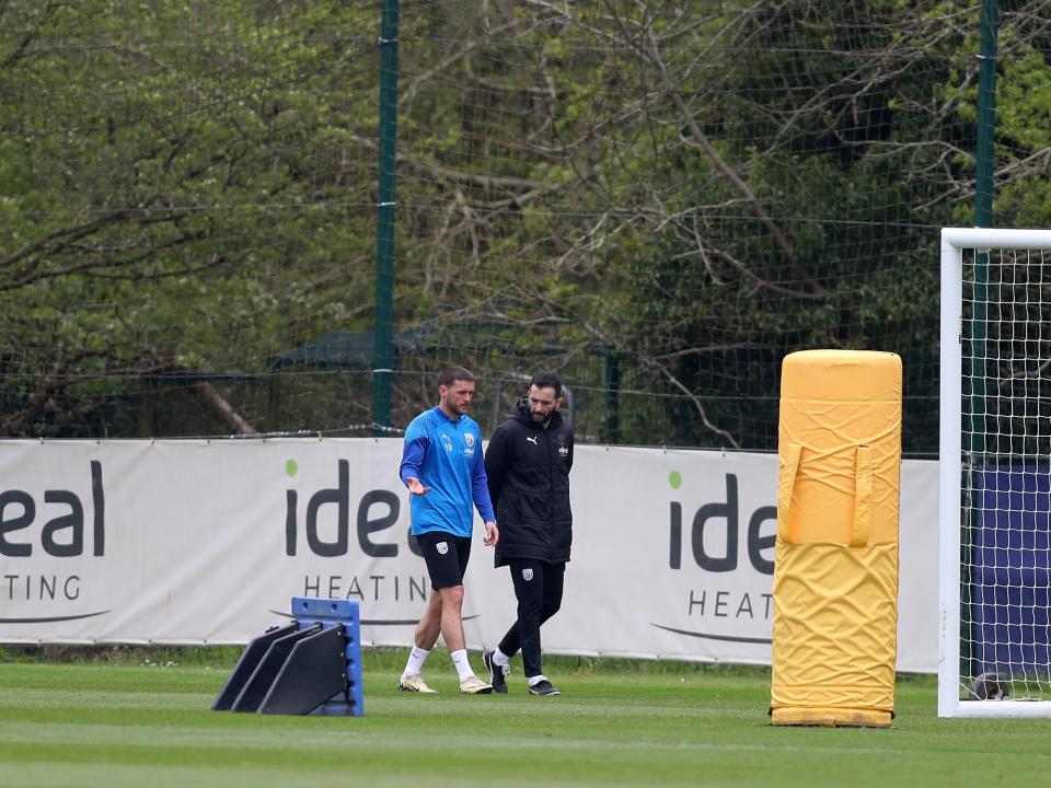 Carlos Corberán and John Swift having a chat on the side of the training pitch 