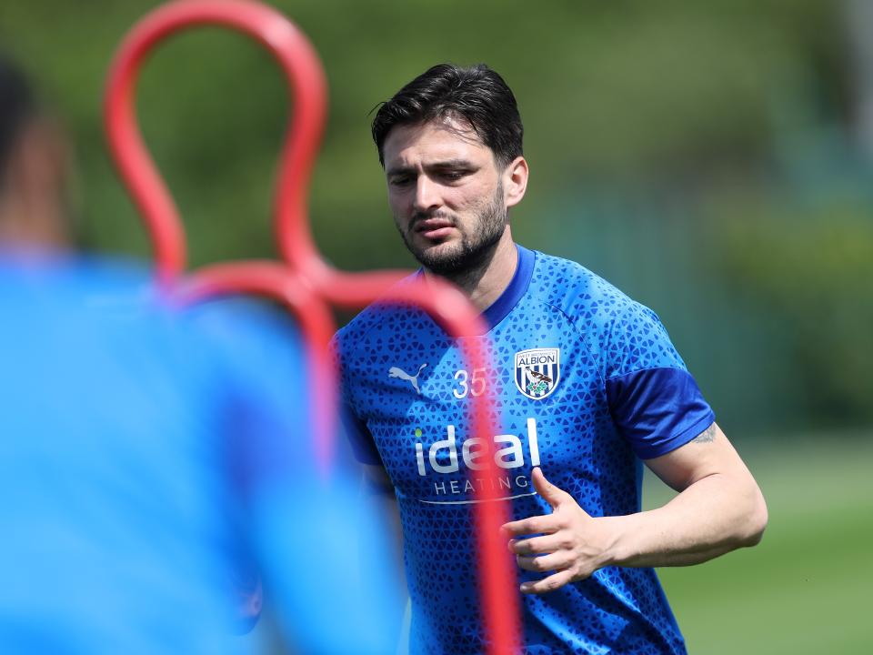 Okay Yokuslu warming up before training 