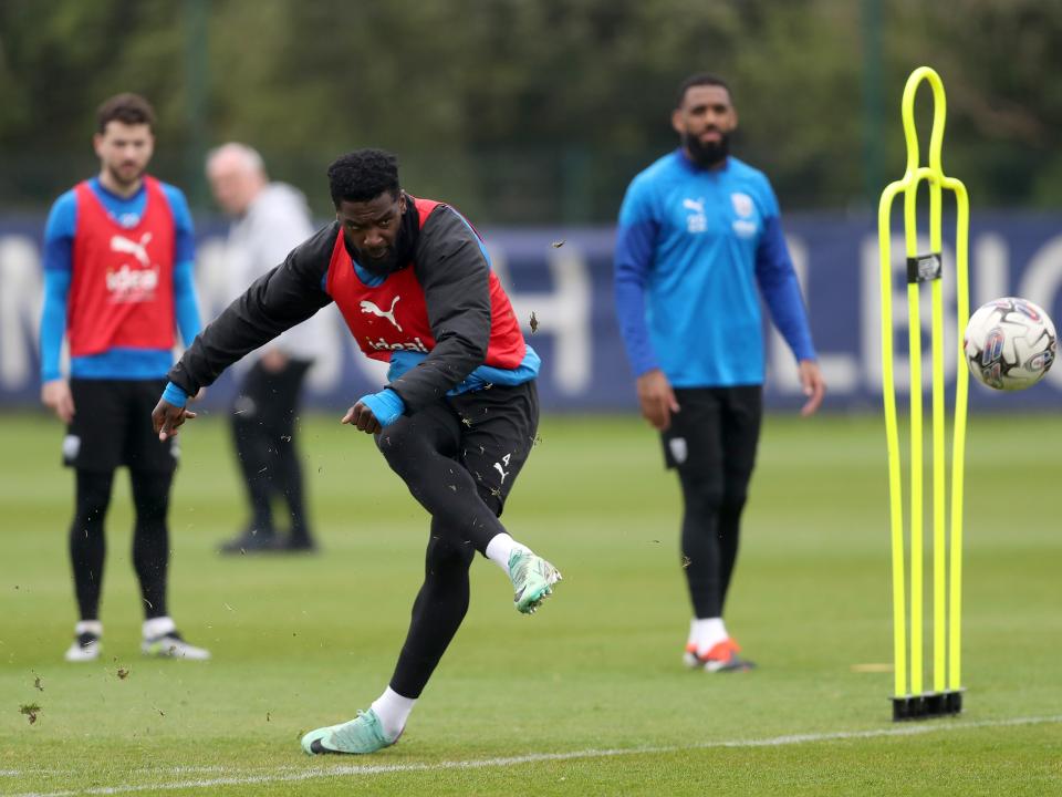 Cedric Kipre shooting during a training session