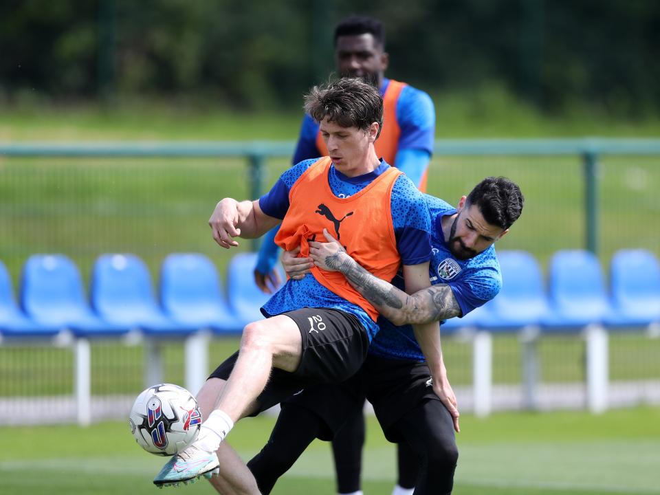 Adam Reach and Pipa fighting for the ball in training 