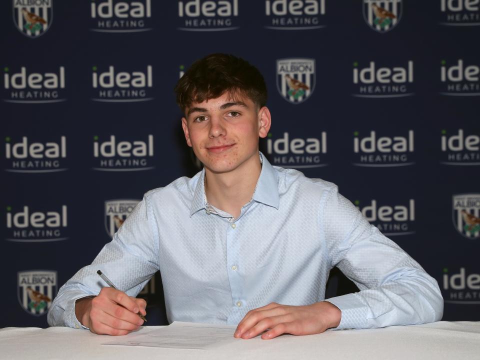 A photo of Charlie Blackshields signing his scholarship deal