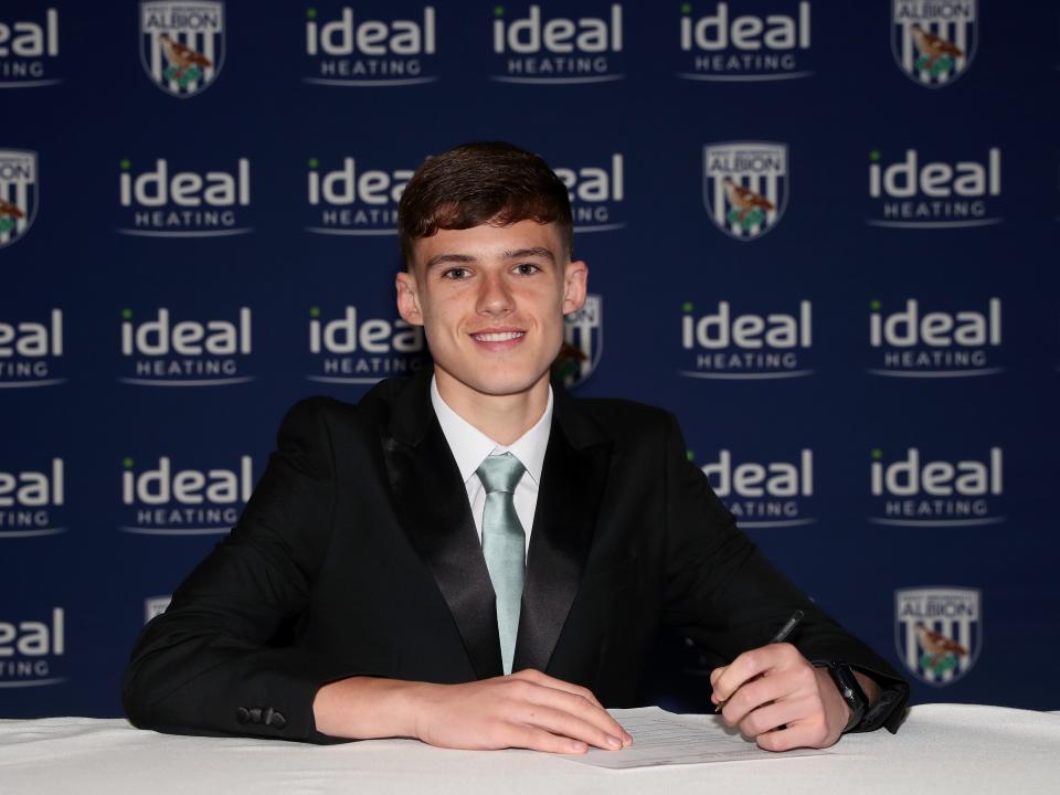 A photo of Matthew Crowther signing his scholarship deal