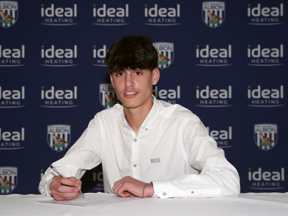 A photo of Rio Parmar signing his scholarship deal