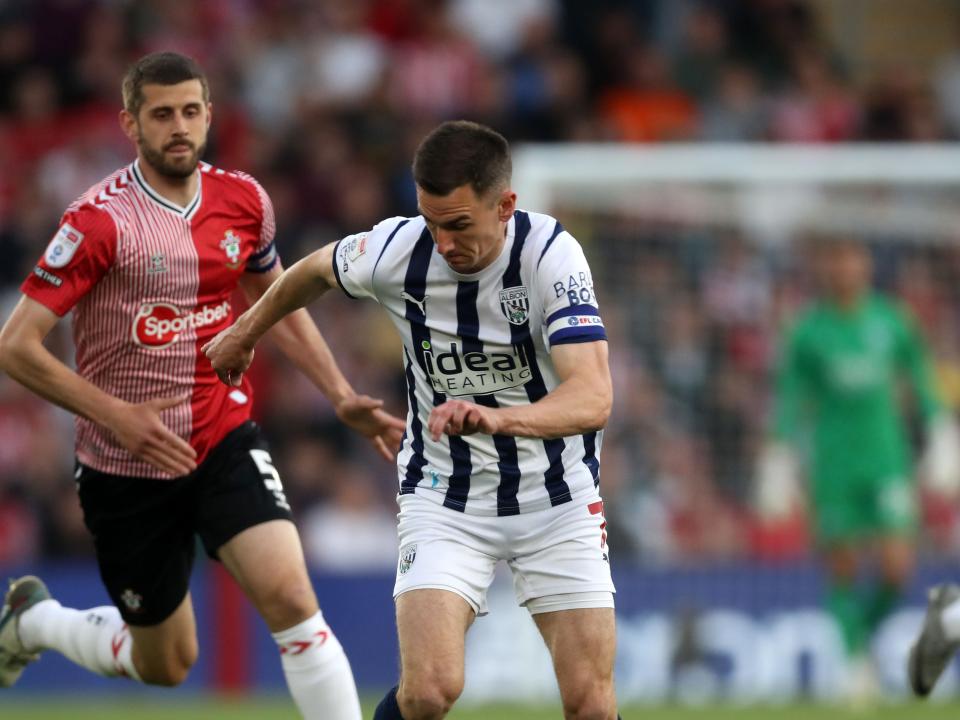 Jed Wallace in action, in home colours.