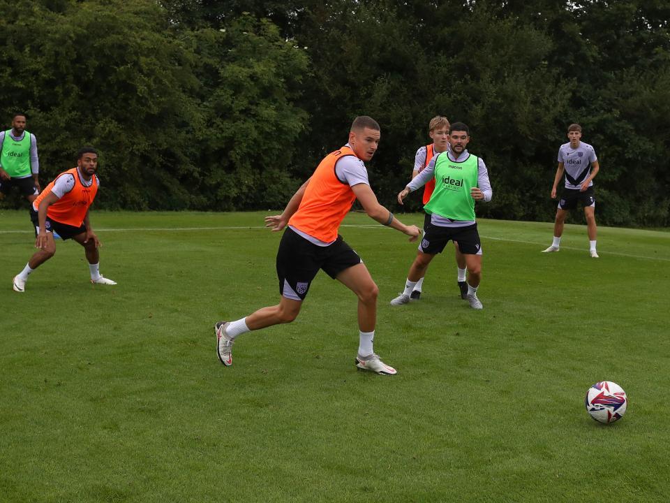General action of a training session involving several players 