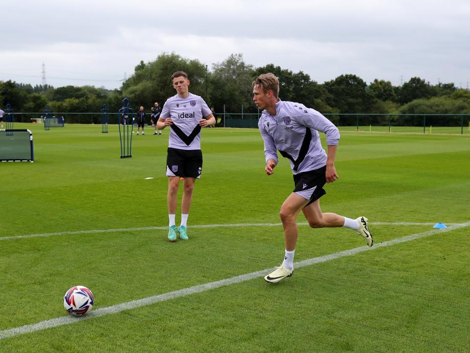 Torbjørn Heggem running towards the ball on the training pitch 
