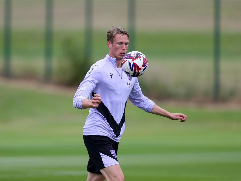 Torbjørn Heggem controlling a ball on his chest during a training session 