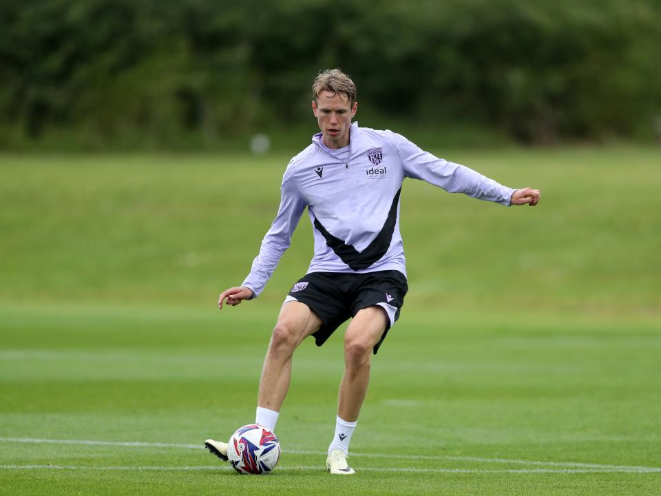 Torbjørn Heggem passing the ball during a training session 