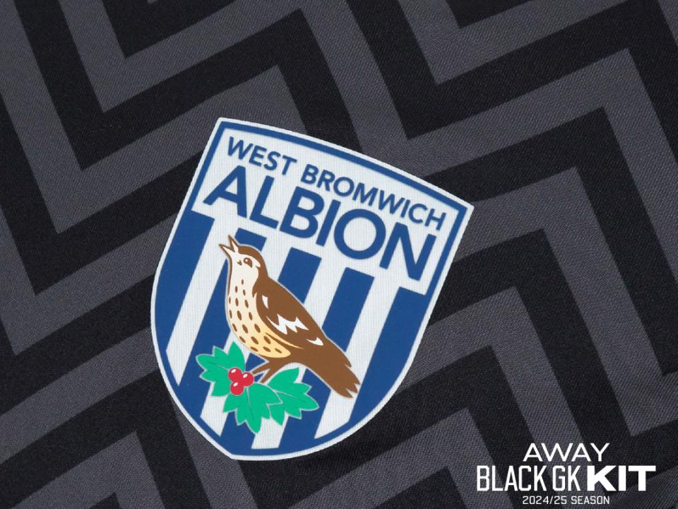 24/25 Away Goalkeeper Black Kit with Close up of Crest