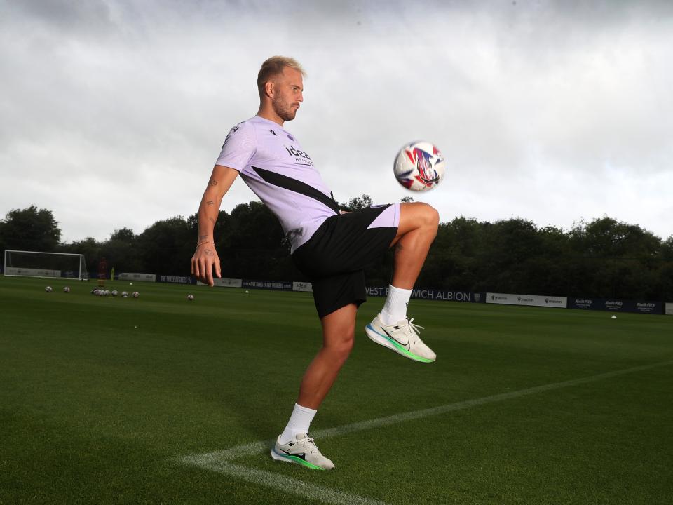 Uroš Račić doing kick-ups with the ball out on a training pitch 