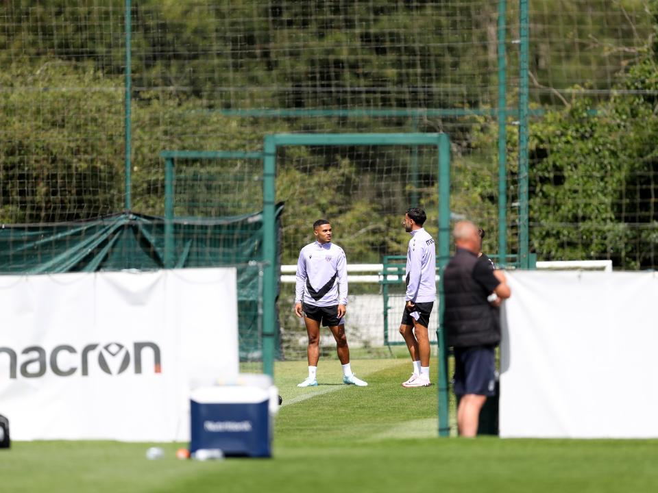 Lewis Dobbin and Gianluca Frabotta coming out to training together 