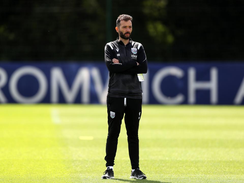 Carlos Corberán watching training 