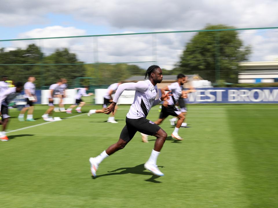 Devante Cole running forward in training 