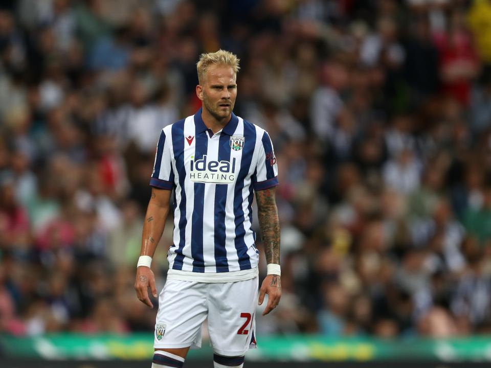 Uroš Račić in action against Swansea 