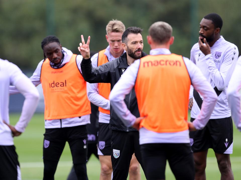 Carlos Corberán delivering a message to his players in the middle of a session
