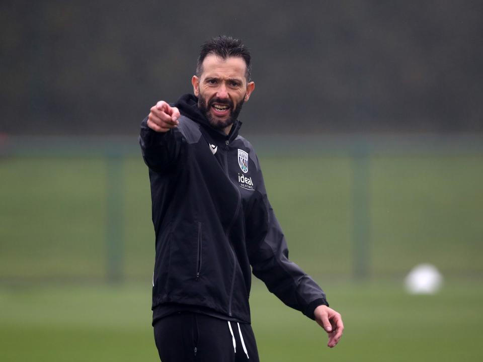 Carlos Corberán pointing during a training session 