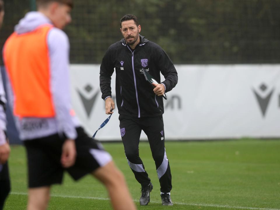 Damia Abella running forwards