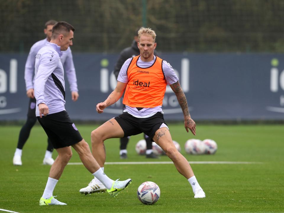 Jed Wallace and Uroš Račić watching the ball during a training session 