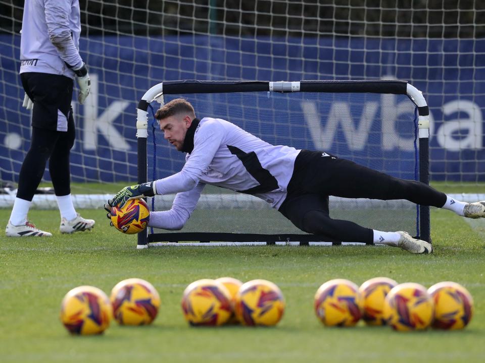 Alex Palmer diving down low to catch a ball 