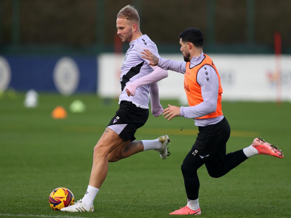 Uroš Račić and Alex Mowatt chasing the ball during a session 