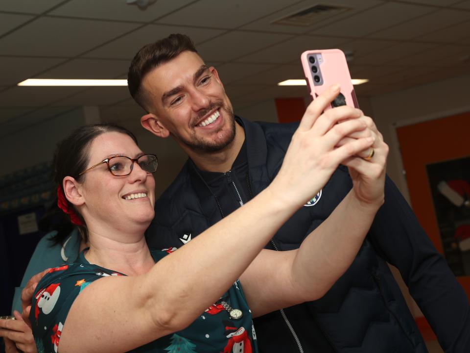 Alex Palmer poses for a selfie with a lady at Midlands Metropolitan University Hospital 