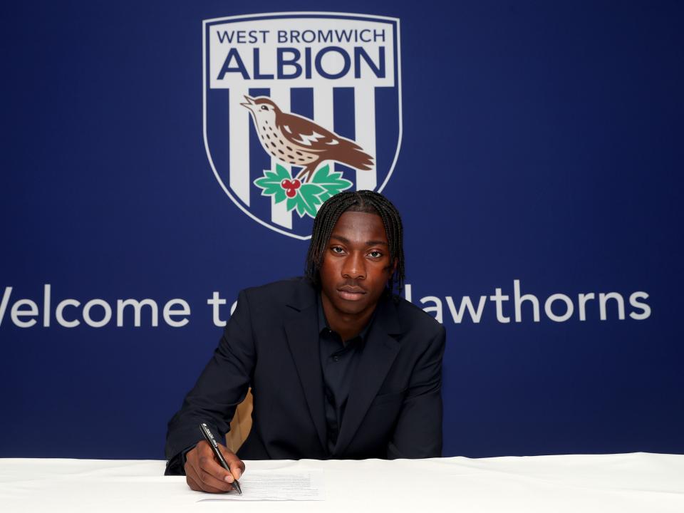 A photo of Albion scholar Justin Seven-Seven signing scholarship terms ahead of the 2025/26 season