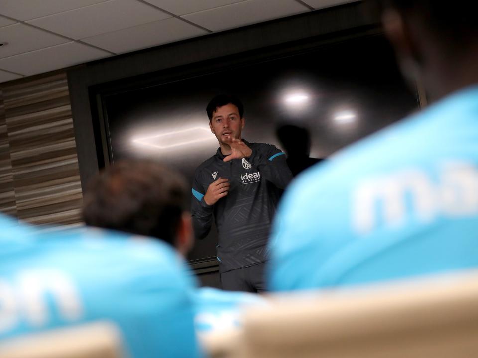 Ryan Mason talking to the players in a meeting