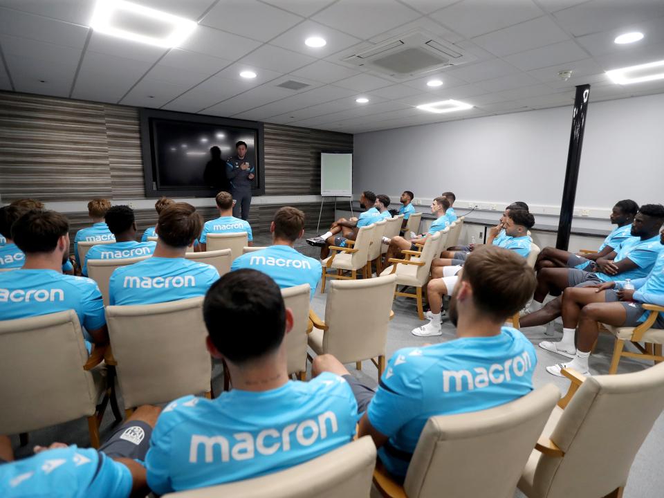 Ryan Mason talking to the players in a meeting