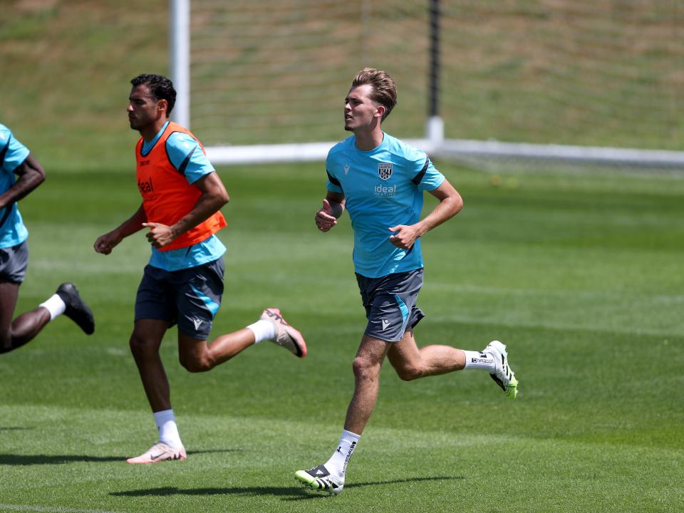 Gianluca Frabotta and Isaac Price running forward during a training session 